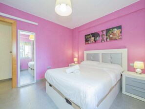 2 Schlafzimmer, Schreibtisch, Bügeleisen/Bügelbrett, Reisekinderbett