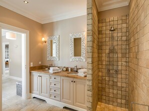 Combined shower/tub - Mandelieu Villa with Rooftop (Mandelieu-la-Napoule)