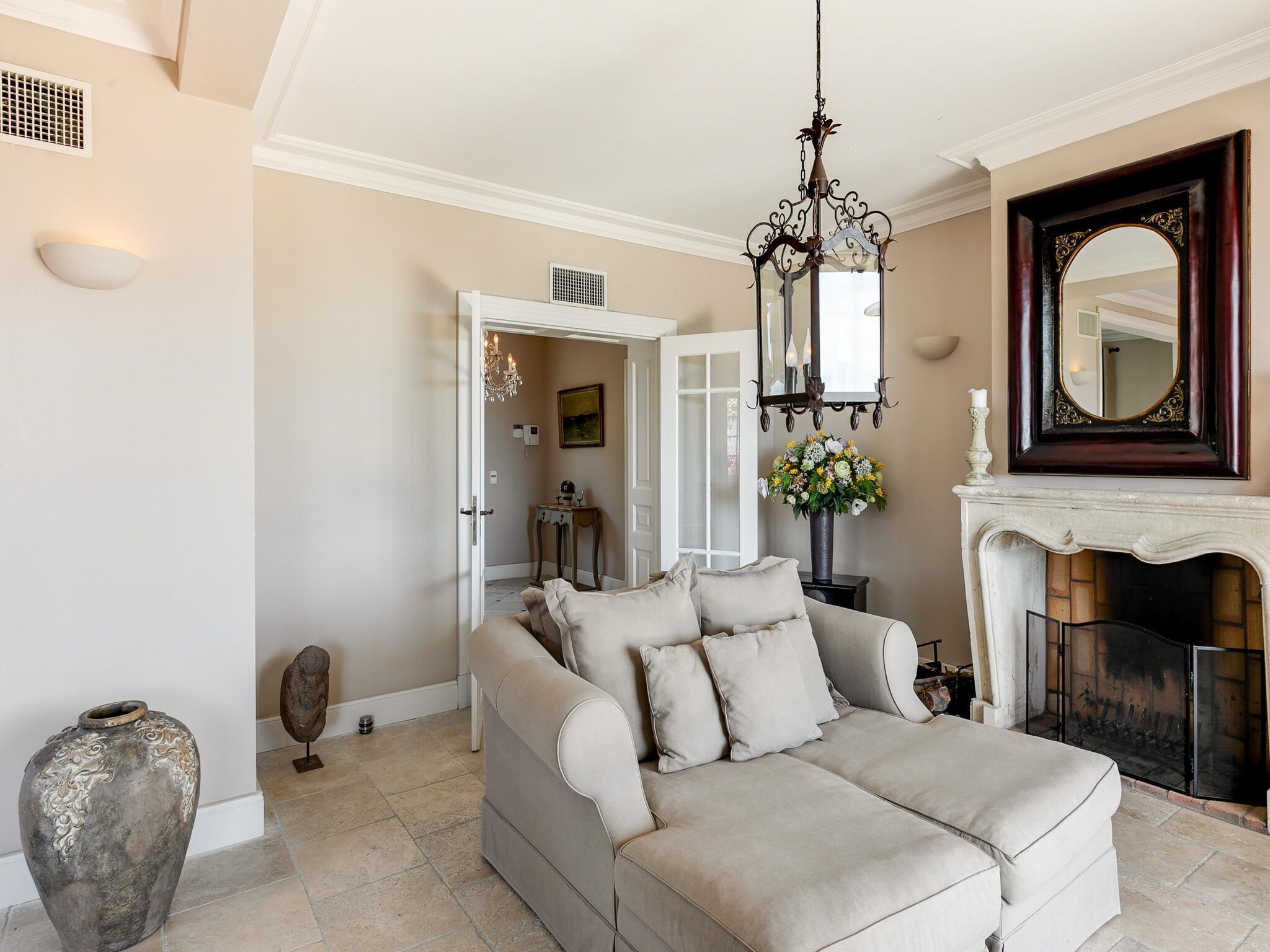 Télévision, cheminée, lecteur de DVD