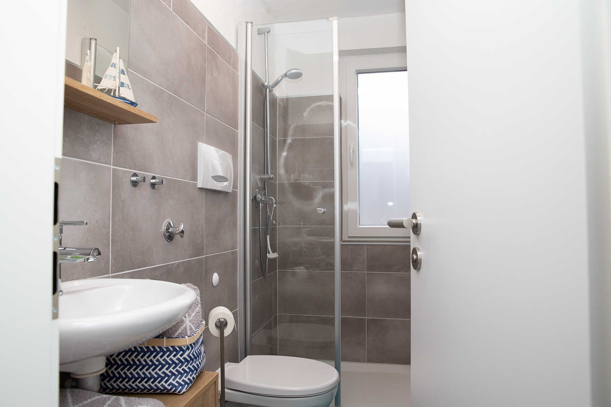 Een douche, een haardroger, handdoeken, zeep