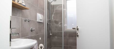 Douche, sĂšche-cheveux, serviettes fournies, savon
