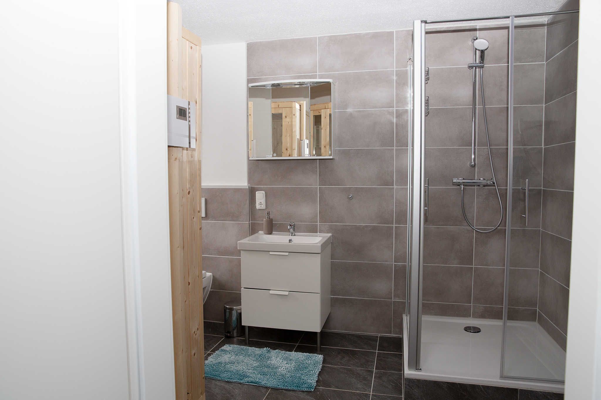 Douche, sèche-cheveux, serviettes fournies, savon