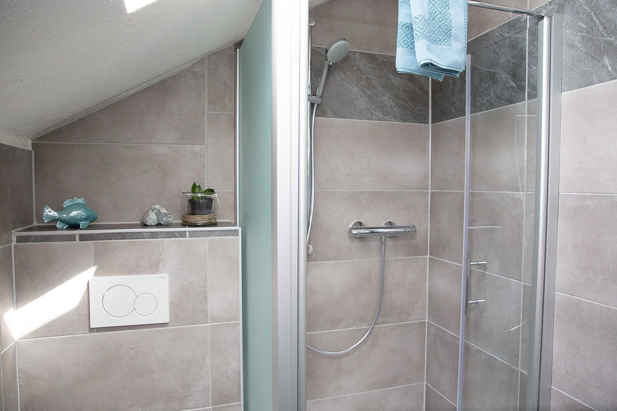 Dusche, Haartrockner, Handtücher