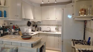 Refrigerador, microondas, horno, placa de cocina