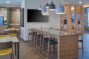 Breakfast area - Fairfield Inn & Suites by Marriott Louisville Jeffersonville (Jeffersonville)