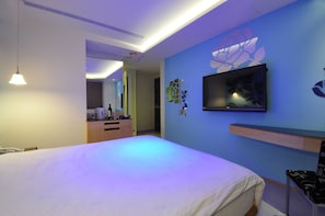 Quarto casal standard | Escrivaninha, espaço de trabalho para notebook, cortinas blackout