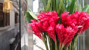 A bouquet of red flowers in a glass vase. - Hotel 20 Alley (New Taipei City)