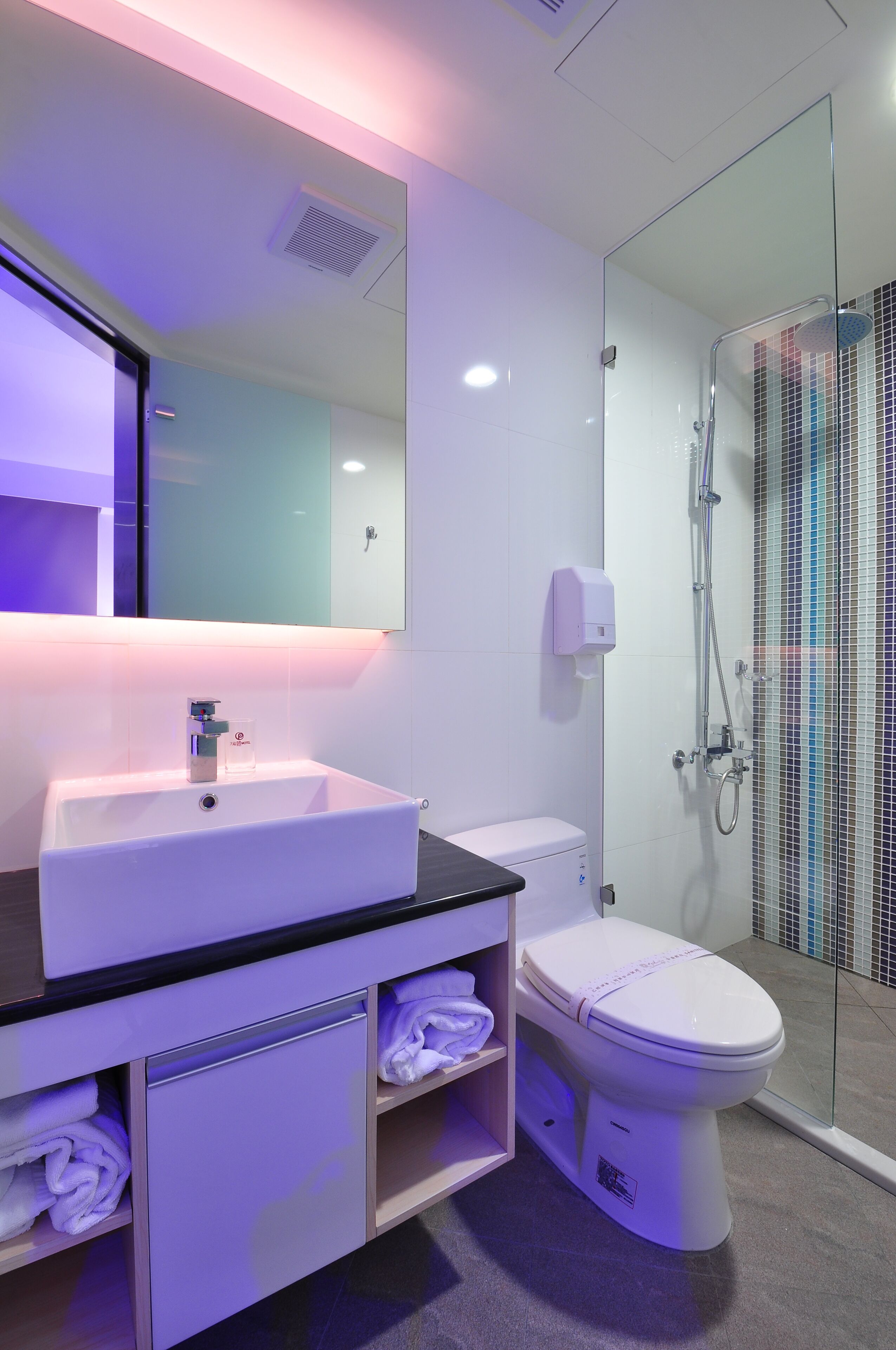standard double room | bathroom | rainfall showerhead, free toiletries, hair dryer, slippers