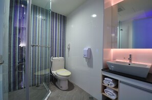 A modern bathroom with a glass shower enclosure, a toilet, a sink with a mirror, and a towel rack. - Hotel 20 Alley (New Taipei City)