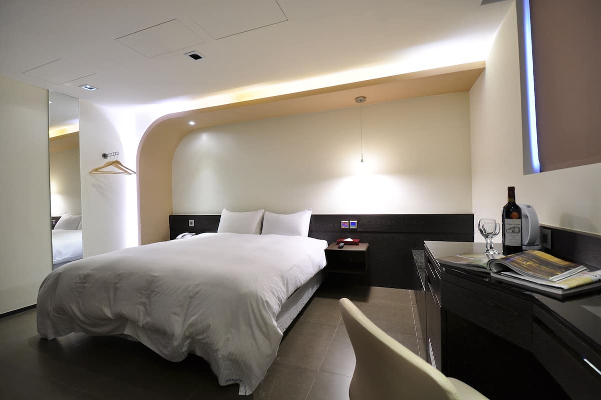 1 bedroom, desk, laptop workspace, blackout curtains
