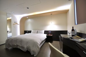 标准双人房 | 办公桌、笔记本电脑工作区、遮光窗帘、免费 WiFi