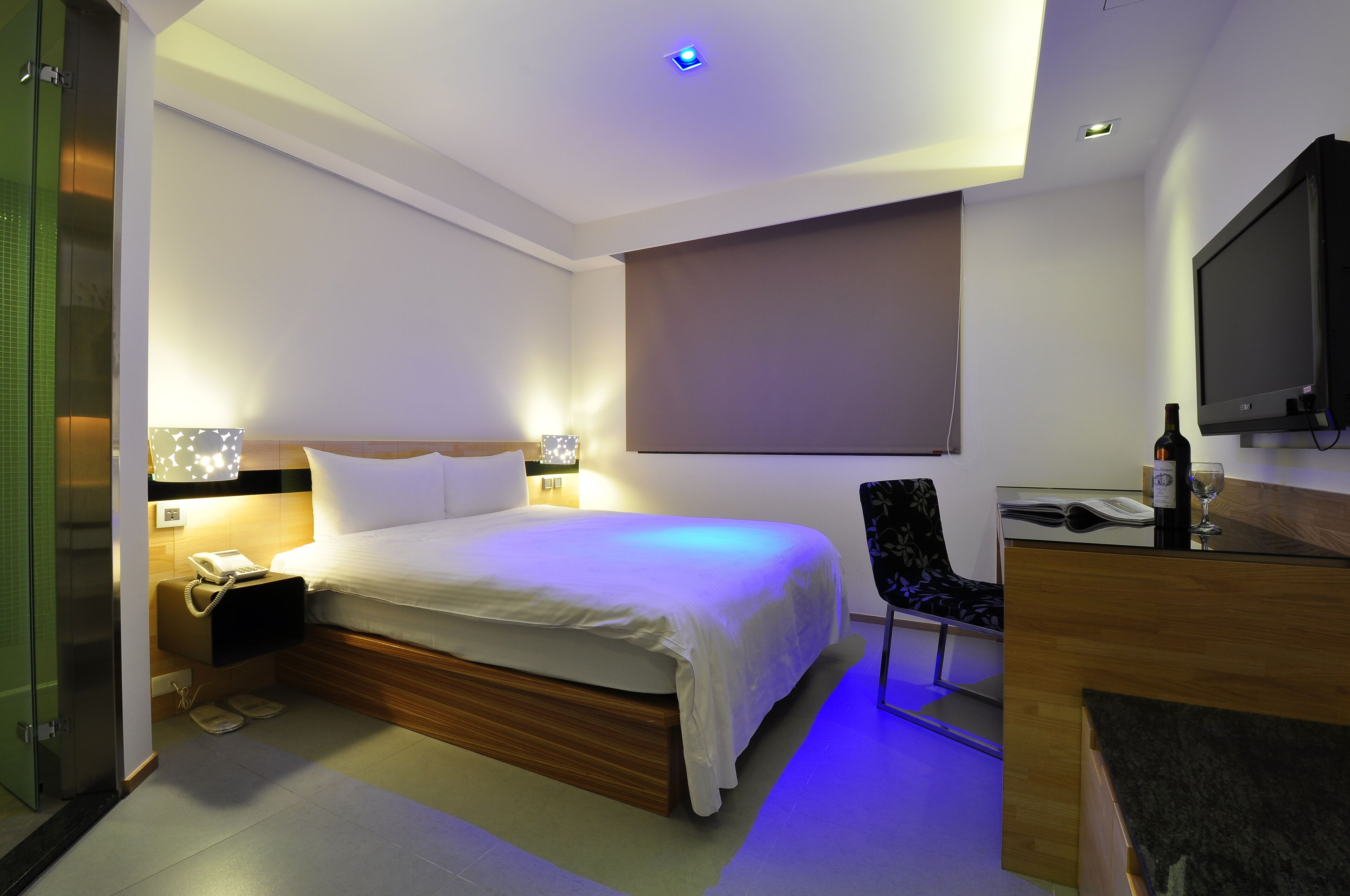 standard double room | 1 bedroom, desk, laptop workspace, blackout curtains