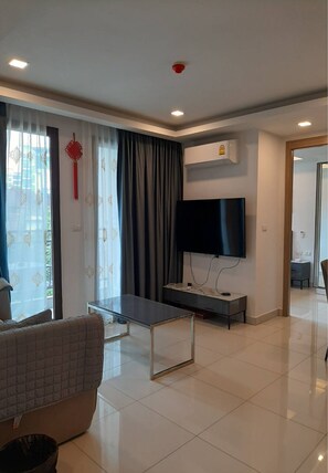 ห้องพัก, 2 ห้องนอน | บริเวณนั่งเล่น | สมาร์ททีวี 32 นิ้ว พร้อมช่องดิจิตอล, ทีวี