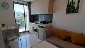A modern apartment with a kitchen, dining area, and a living room. - Arcadia beach condo by Jiabo (Pattaya)