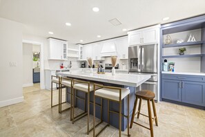 Fridge, microwave, oven, stovetop - Gertrude Siesta | Private Patios, Beach & Village, 100 steps to Best Views on Siesta Key (Siesta Key)