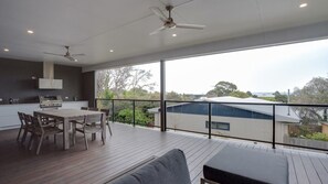 Outdoor dining - Whitecliffs of Rye Luxe Bayside Haven (Rye)