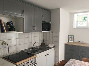 Réfrigérateur, micro-ondes, four, plaque de cuisson