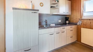 Kühlschrank, Ofen, Herdplatte, Wasserkocher mit Kaffee-/Teezubehör