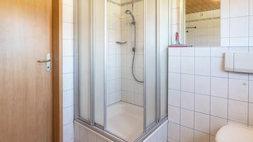 Regadera, secadora de cabello, toallas