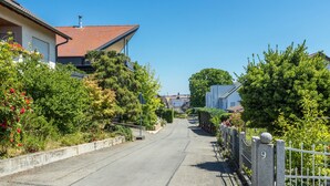 A residential street with houses, a clear sky, and greenery. - Cozy Holiday Apartment "Sonnenuntergang" on Lake Constance with Lake View & Wi-Fi (Gaienhofen)