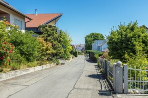 Property grounds - Cozy Holiday Apartment "Sonnenuntergang" on Lake Constance with Lake View & Wi-Fi (Gaienhofen)