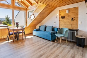 TV - Cozy Holiday Apartment "Sonnenuntergang" on Lake Constance with Lake View & Wi-Fi (Gaienhofen)