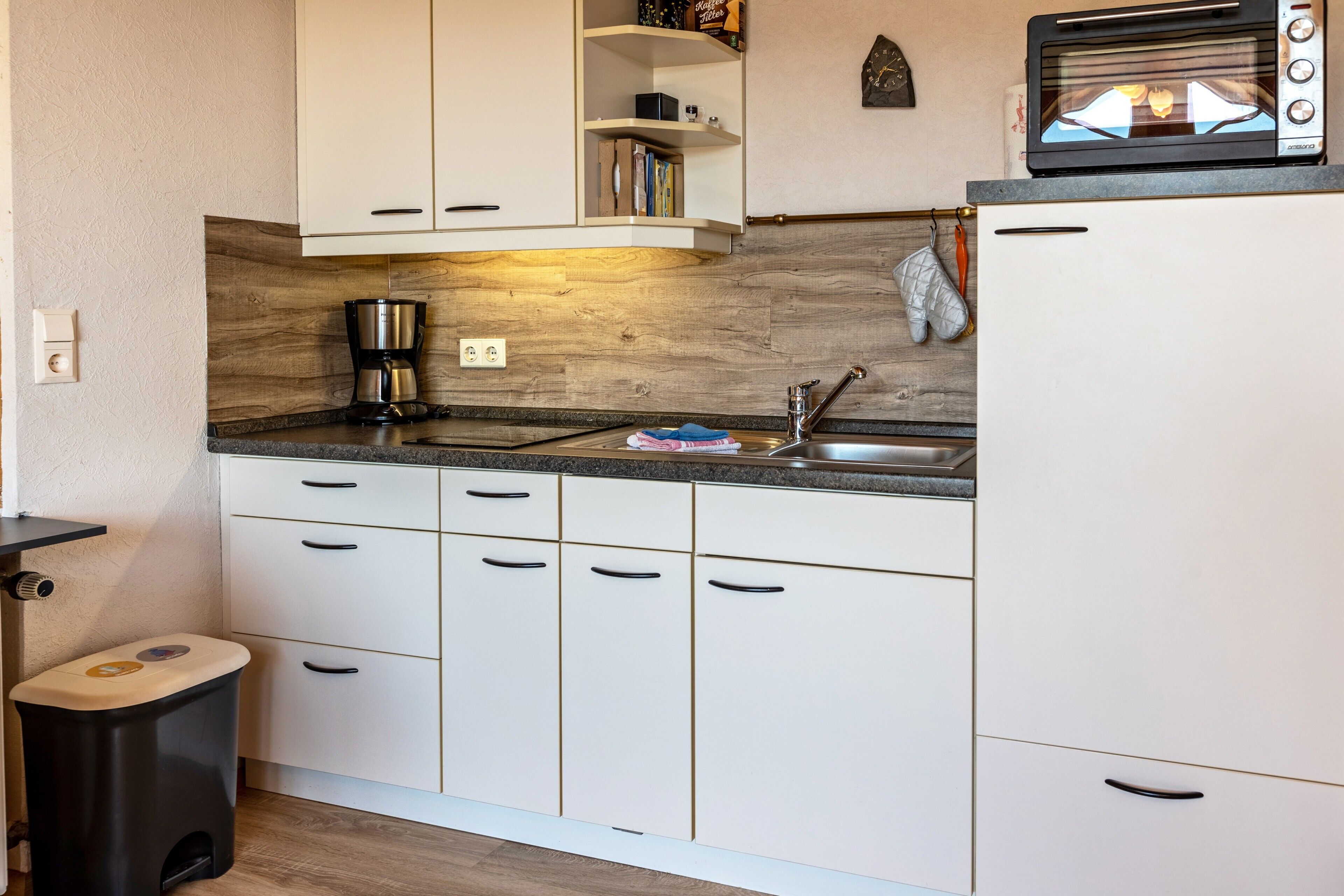 Kühlschrank, Ofen, Herdplatte, Wasserkocher mit Kaffee-/Teezubehör