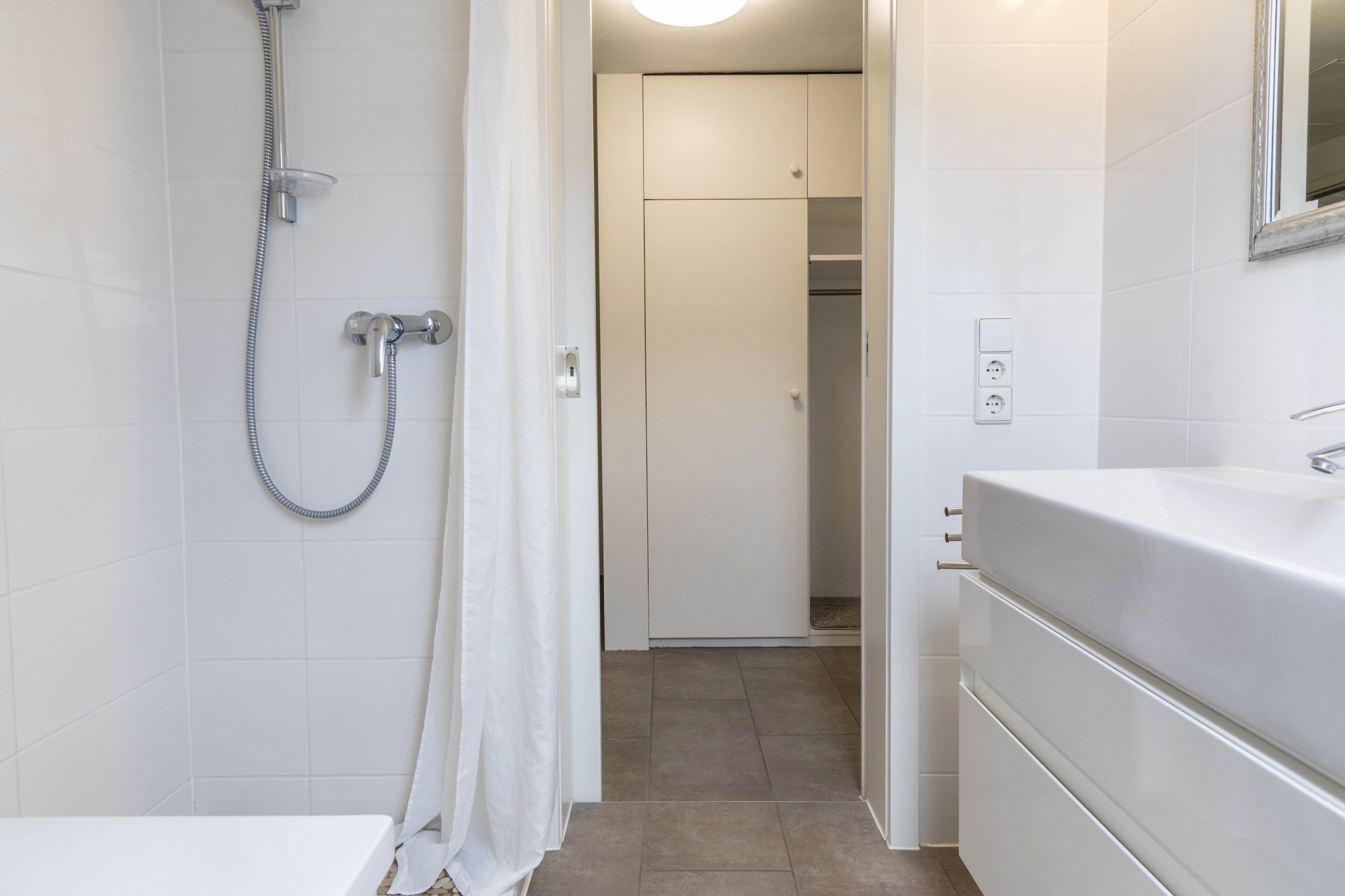 Badewanne, Haartrockner, Handtücher