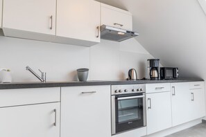 Fridge, microwave, oven, stovetop - Holiday Apartment “Ferienwohnung Lumafe” Only a Short Walk from the Lake (Überlingen)