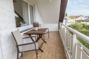 Outdoor dining - Holiday Apartment “Ferienwohnung Lumafe” Only a Short Walk from the Lake (Überlingen)