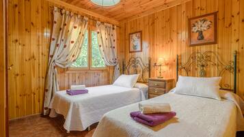 4 bedrooms, iron/ironing board, free WiFi, bed sheets