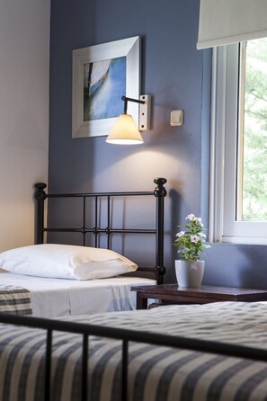 3 chambres, coffres-forts dans les chambres, fer et planche à repasser