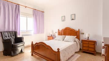 3 slaapkamers, een strijkplank/strijkijzer, gratis wifi, beddengoed