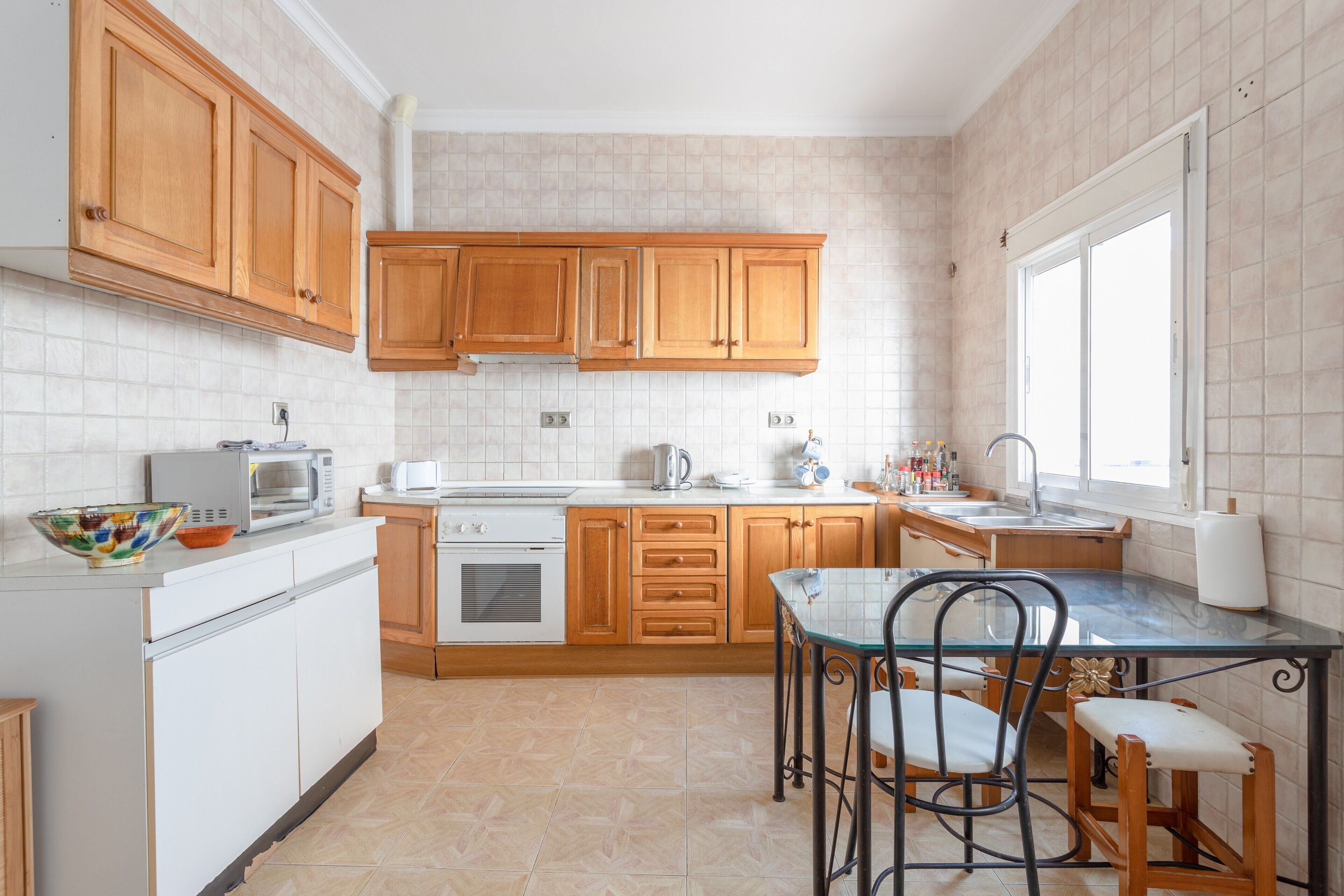 Frigorífico, microondas, horno y placa de cocina