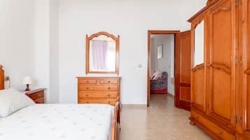 3 bedrooms, iron/ironing board, free WiFi, bed sheets