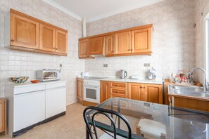 Fridge, microwave, oven, stovetop - Apartment 'Valle De Abdalajis' with Private Terrace and Wi-Fi (Valle de Abdalajís)