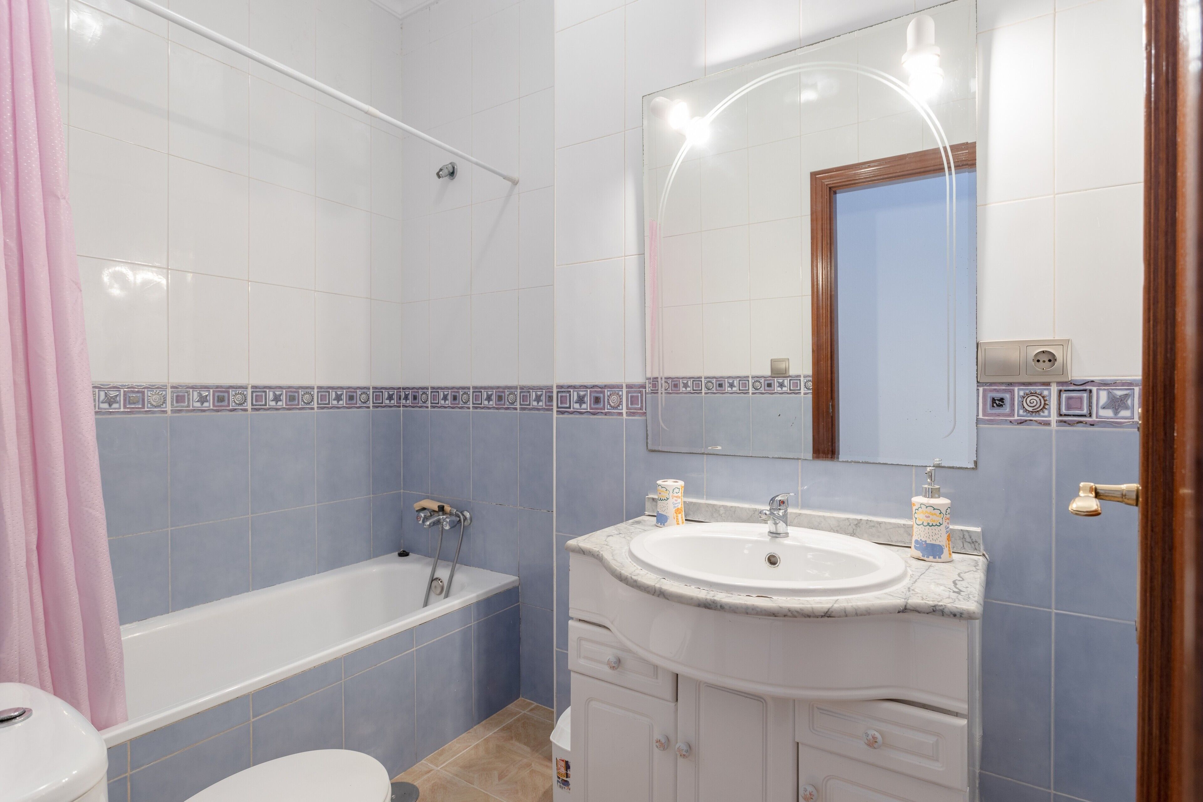 Bathtub, free toiletries, hair dryer, towels