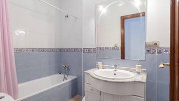 Bathtub, free toiletries, hair dryer, towels