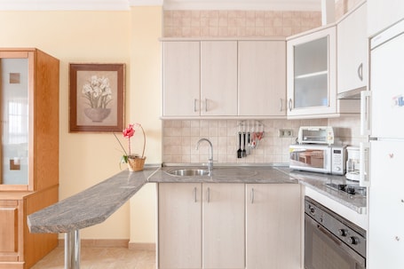 Fridge, microwave, oven, stovetop. Apartment 'Planta Uno Valle De Abdalajis' with Mountain View, Private Terrace and Wi-Fi