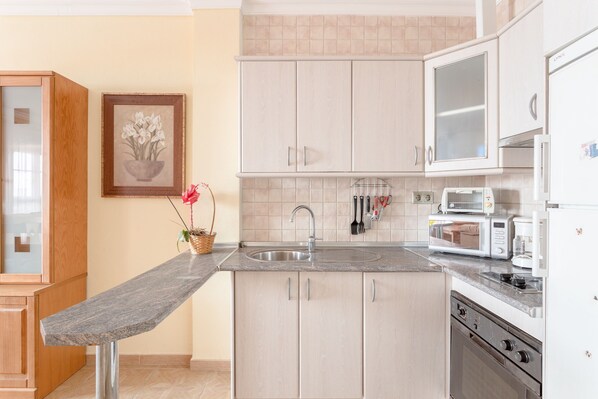 Fridge, microwave, oven, stovetop - Apartment 'Planta Uno Valle De Abdalajis' with Mountain View, Private Terrace and Wi-Fi (Valle de Abdalajis)