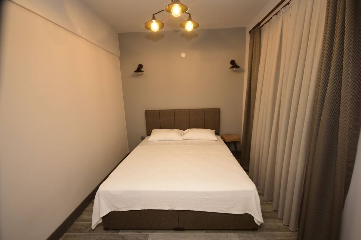 이코노미 더블룸 | 고급 침구, 셀렉트 컴포트 침대, 책상, 침대 시트