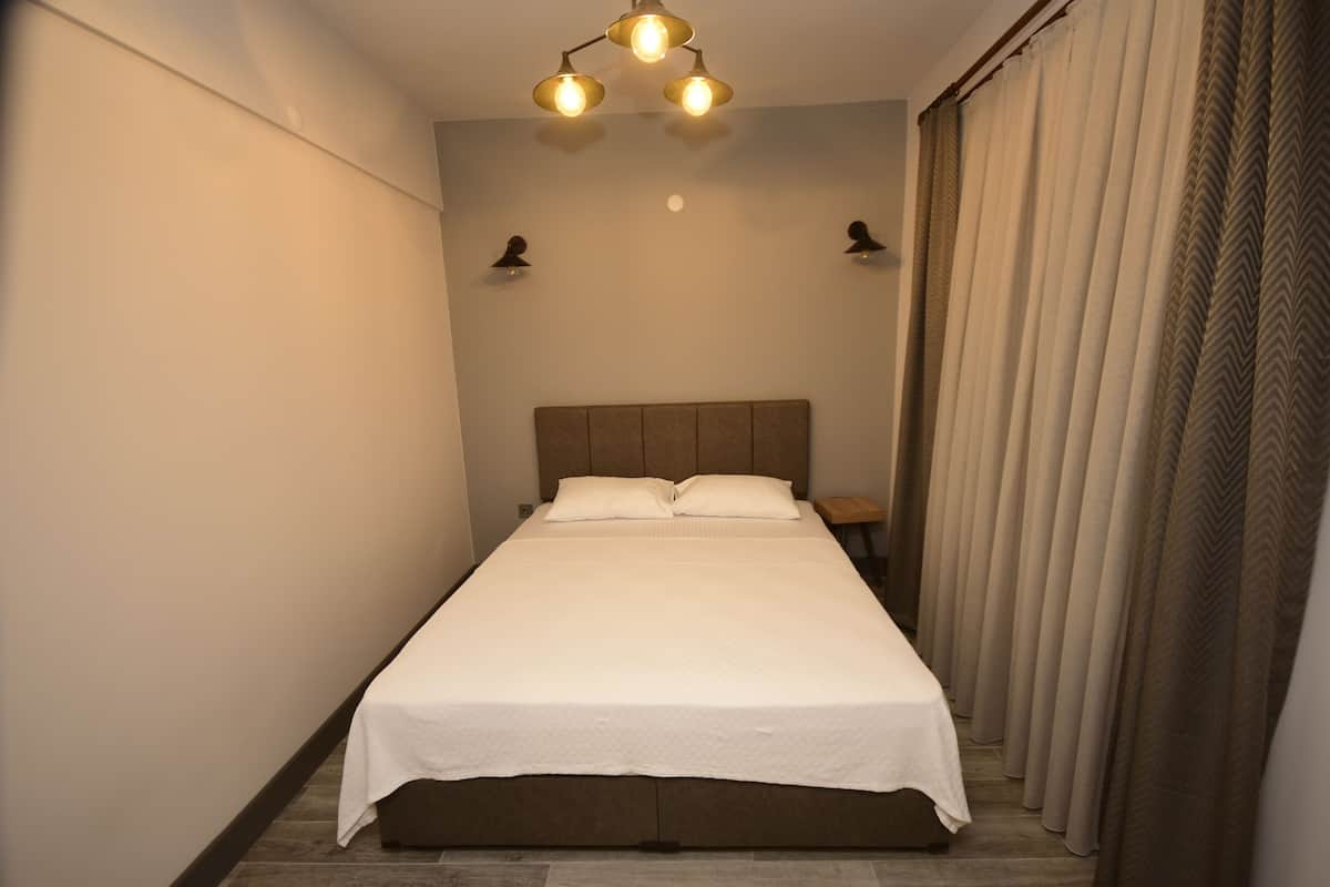 Economy tweepersoonskamer | Luxe beddengoed, Select Comfort-bedden, een bureau, beddengoed