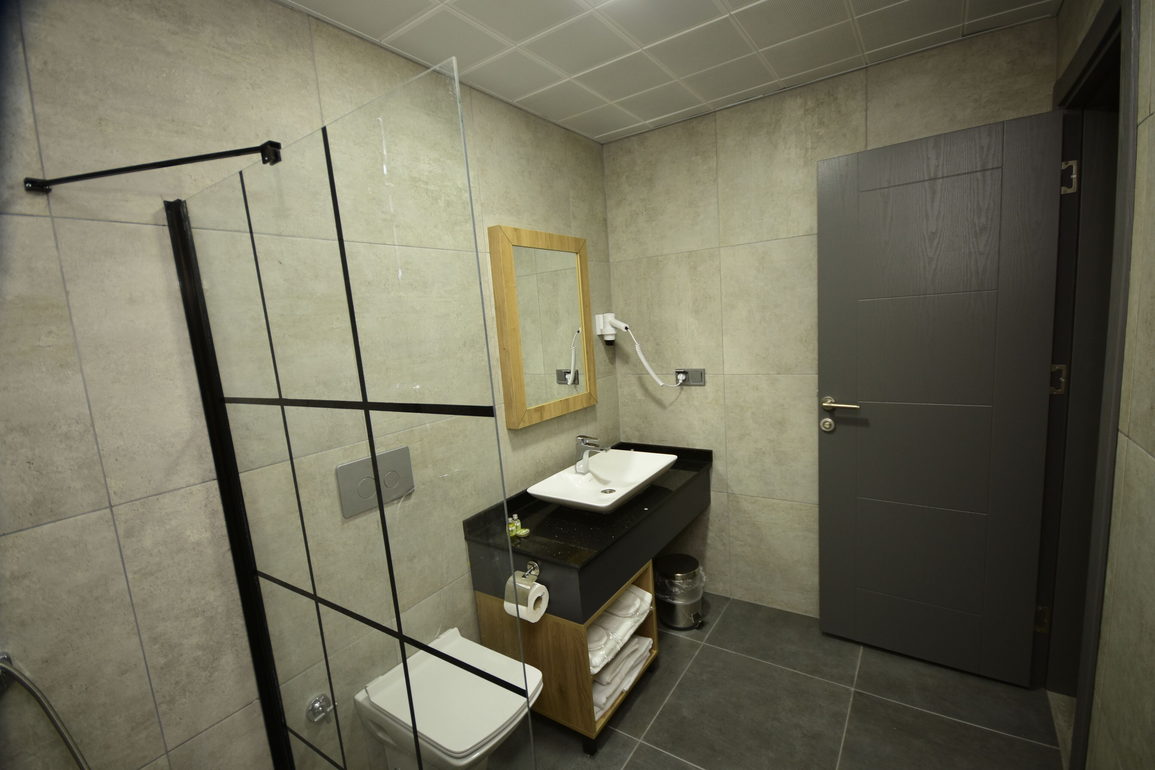 deluxe room, balcony | bathroom | shower, free toiletries, hair dryer, towels