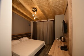 经济双人房, 城市景观 | 高档床上用品、Select Comfort 床、办公桌、床单