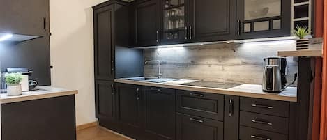 Kühlschrank, Mikrowelle, Ofen, Geschirrspüler