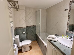 浴槽、ヘアドライヤー