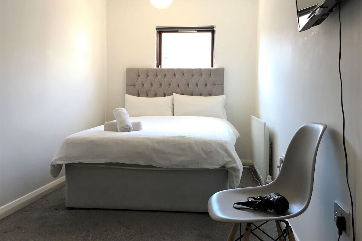 Double Room (103) | Free WiFi, bed sheets