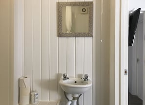 Double Room, Private Bathroom (102) | Bathroom sink