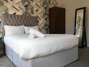 Quarto casal, banheiro compartilhado (104) | Wi-Fi de cortesia, roupa de cama