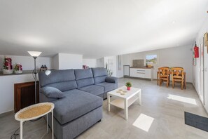 Una televisión, una mesa de tenis de mesa